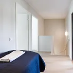 Newly Renovated Large Family Apartment, Parking, Sauna, Balcony 度假居