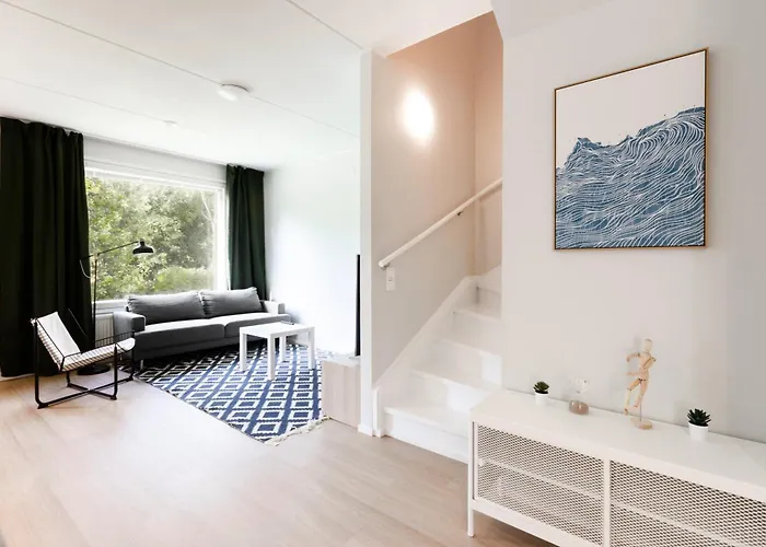 別荘 Newly Renovated Large Family Apartment, Parking, Sauna, Balcony *